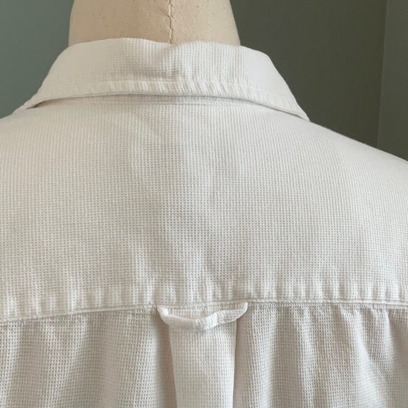 Women’s blouse by Eddie Bauer. Size Medium - Picture 4 of 6